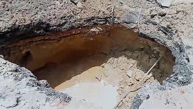 लीकेज से बैठ गई सडक़ जब सडक़ धंसी तब निगम को आई याद