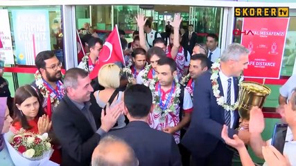 Sesi Görenler Milli Futbol Takımı'na Ankara'da coşkulu karşılama