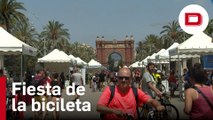Barcelona celebra su fiesta de la bicicleta en el Arco del Triunfo