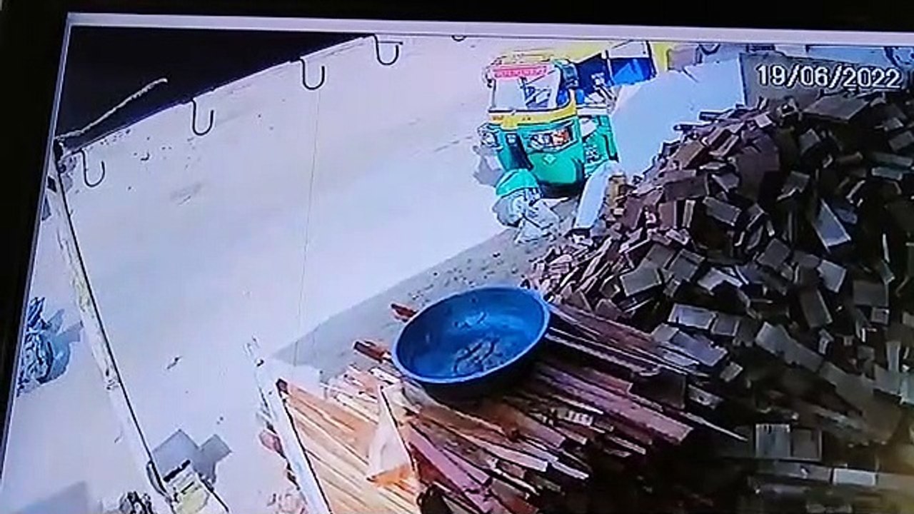 चालान से बचने के लिए कांस्टेबल को बोनर्ट पर चढ़ा चलाई कार