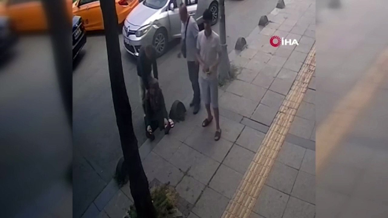 Yolda yürüyen kişiyi iterek düşürdü, hiçbir şey yokmuş gibi yoluna devam etti