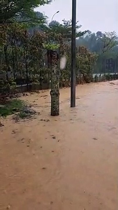 工地排水系统故障 屋前马路 铺满黄泥水