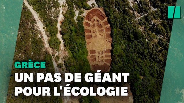 En Grèce, une empreinte géante pour dénoncer les destructions écologiques