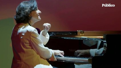 Download Video: Luis García Montero rinde homenaje a su esposa, Almudena Grandes, en el Teatro Español de Madrid