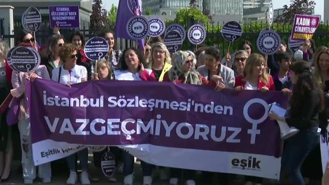 İstanbul Sözleşmesi Davası Danıştay'da.. Kadınlar Danıştay'ın Önünden Seslendi: "Kadın Düşmanları Gidecek İstanbul Sözleşmesi Kalacak"