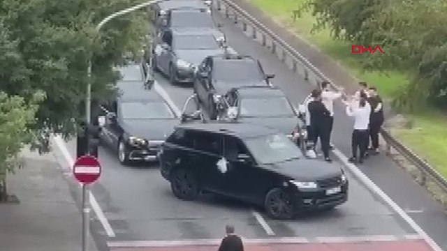 Çakarlı düğün konvoyunda trafiği durdurup halay çektiler