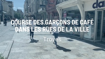 Course des garçons de café dans les rues de la Ville