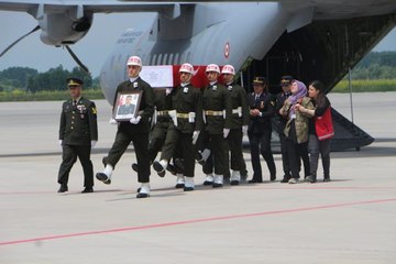 Şehit Gök'ün cenazesini karşılayan nişanlısı: Böyle mi gelecektin?