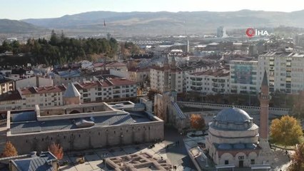 Video herunterladen: Açık hava müzesini andıran kent meydanıyla yerli ve yabancı turistleri ağırlamaya devam ediyor