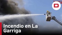 Los Bomberos siguen trabajando en el incendio de dos naves en La Garriga