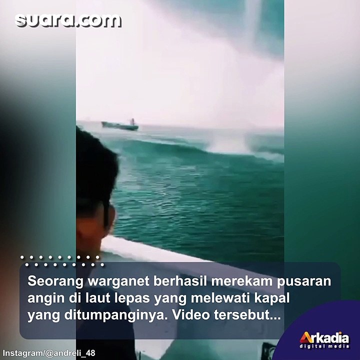 Detik-detik Pusaran Angin Hantam Kapal Di Tengah Laut, Nyali Perekam ...