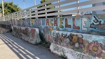 Lido abusivo nella spiaggia libera di Pozzuoli, tra rifiuti e servizi fatiscenti