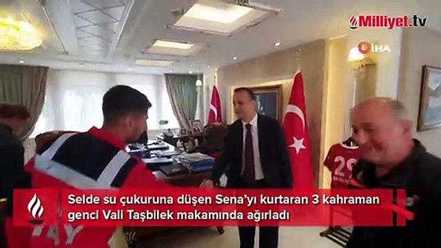 Su birikintisine düşen genç kızı çıkaran 3 genci vali makamında ağırladı