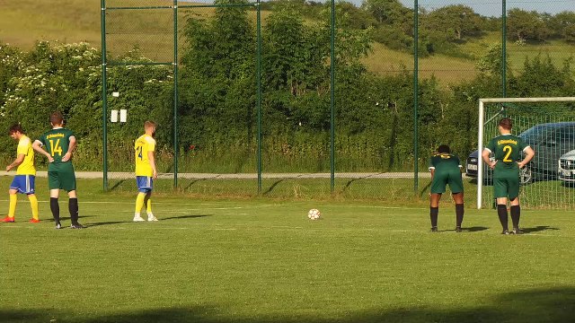 Tobias Gabel (Olympia Duderstadt) verschießt Elfmeter bei der SG Elliehausen/Esebeck