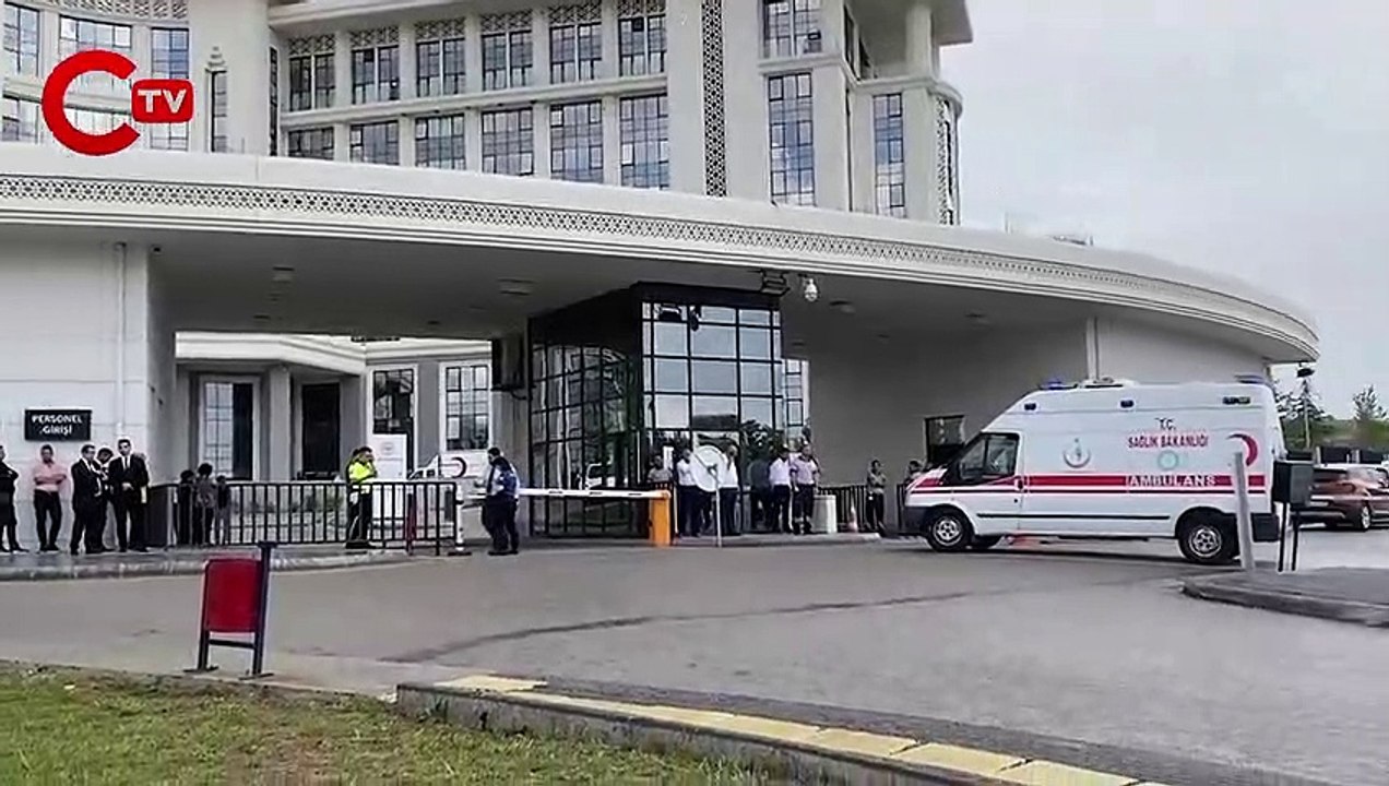 Sağlık Bakanlığı önünde şoför kendisini ambulansa kilitledi