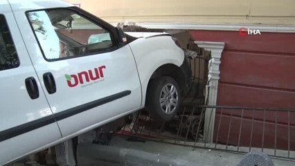 İstanbul'da dehşet anları: Freni tutmayan araç eve daldı, evdeki çocuklar yaralandı