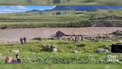 Nehir evi böyle yuttu!