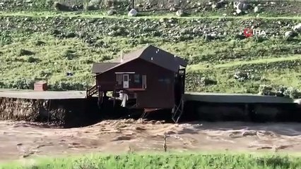 Aşırı yağışa dayanamayan ev nehre kapıldı