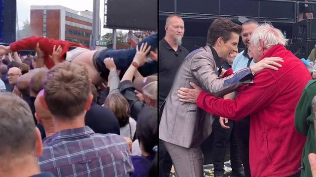 The Killers stop concert to help a 67 years old crowd surfer !