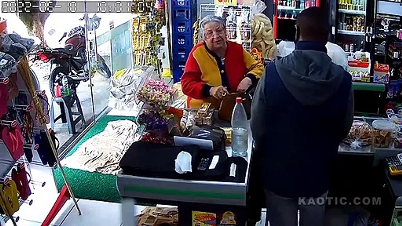 Entró a robar una tienda, se descuidó un segundo y el cajero lo acribilló (Video no apto para sensibles)