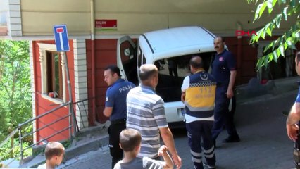 Kağıthane'de faciaya beş kala: Araç eve daldı, 3 çocuk yaralı