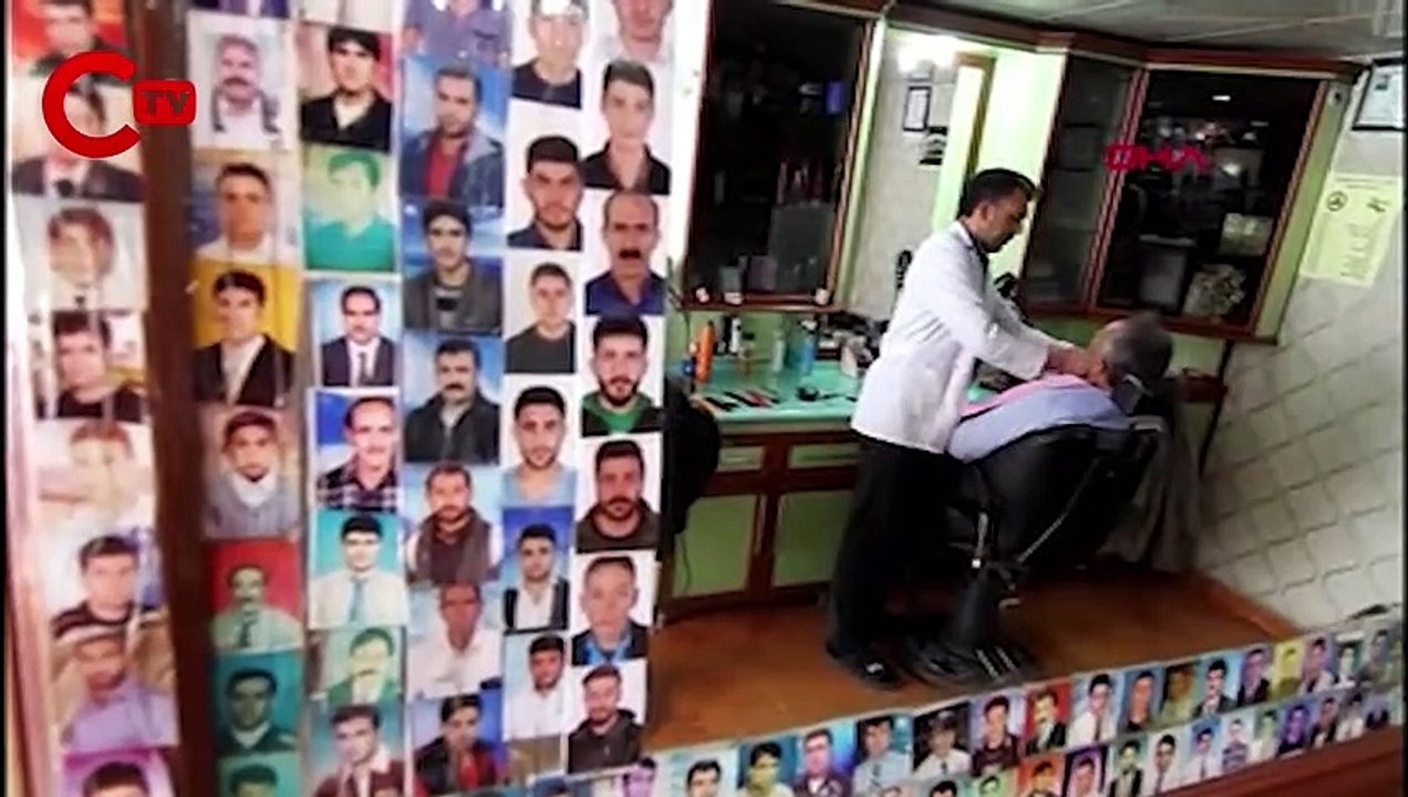 Van'da müşterilerinden vesikalık fotoğraf toplayan berberden 'Anı köşesi'