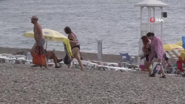 Dünyaca ünlü Konyaaltı Sahili, yağışla birlikte ıssızlaştı