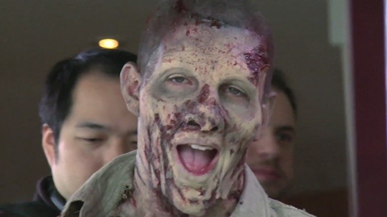 The Walking Dead - Daryl Dixon wird im Video vom Zombie geprankt