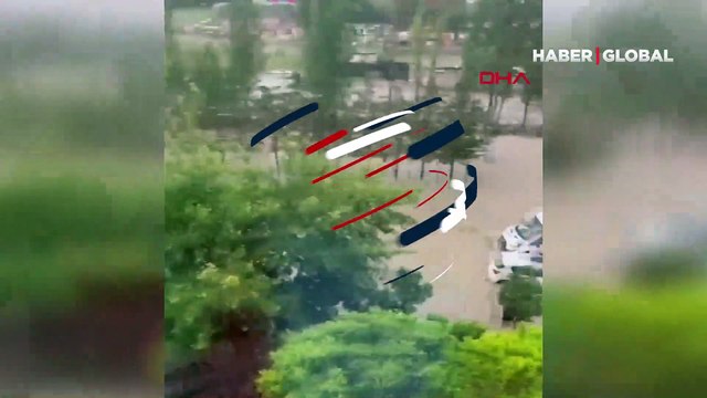 Ankara'yı yine sağanak vurdu: Yollar göle döndü, iş yerlerini su bastı