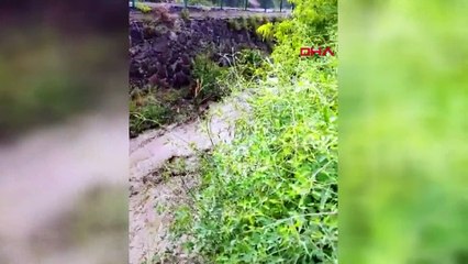 Erzurum'da sel mahalle yolunu kapattı