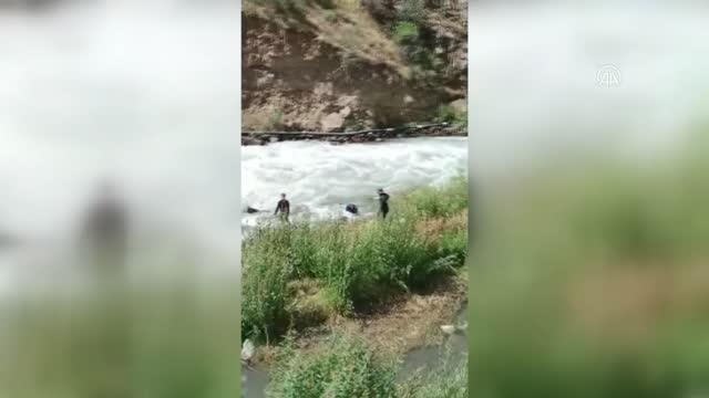 Müküs Çayı'nda akıntıda kaybolan hemşireyi arama çalışması sürüyor
