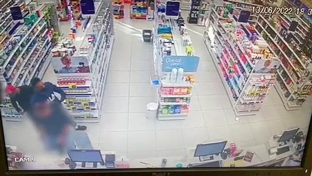 Dupla suspeita de cometer vários roubos é presa em Umuarama após assalto a farmácia.