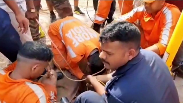 Operación en curso en India para salvar a un niño sordomudo atrapado en un pozo