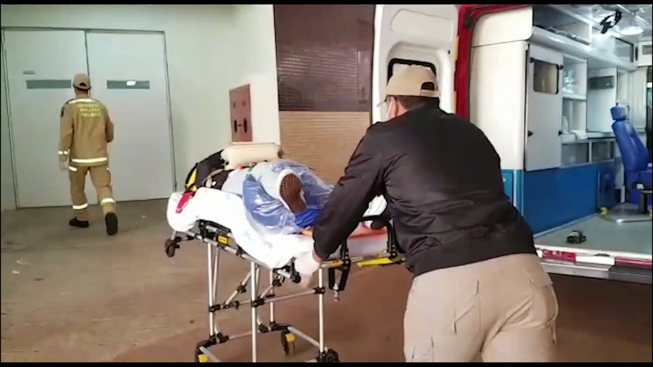 Jovem de 19 anos sofre entorse de joelho ao cair de cima de uma mesa