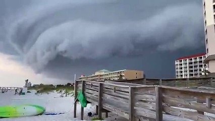 Fascinante nube de tormenta se cierne sobre la playa de Pensacola
