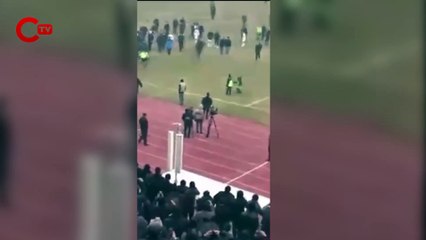 Futbolcular ve taraftarlar tarafından linç edilen hakem yaşamını yitirdi