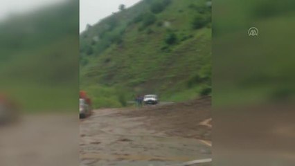 Sağanak, sel ve heyelana neden oldu