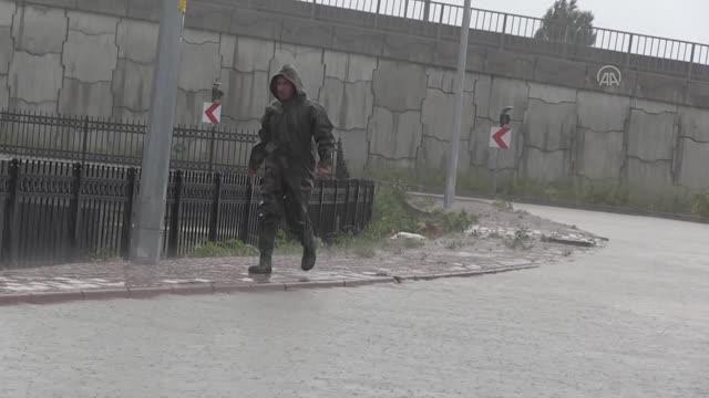 Sağanak ulaşımda aksamalara neden oldu