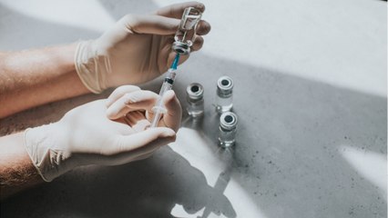 "À 32 ans, je vis dans un corps de 80 ans" : après sa vaccination contre le Covid-19, Éloïse raconte comment sa santé s'est brutalement dégradée (VIDÉO)