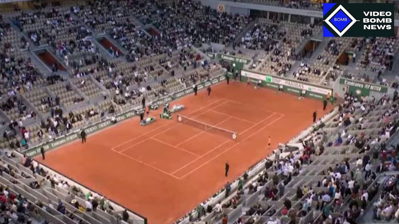 Amélie Mauresmo craint  Demi-finales interrompues par une militante enchaînée au filet à Roland-Garros