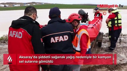 Sel sularına gömülen kamyonun üzerinde mahsur kaldılar