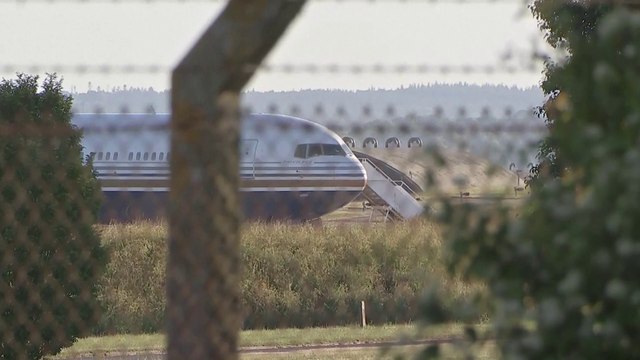 صورة مباشرة للطائرة التي تقلُّ طالبي اللجوء من بريطانيا