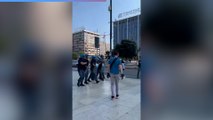 Milano, poliziotti fermano uomo col coltello e vengono aggrediti