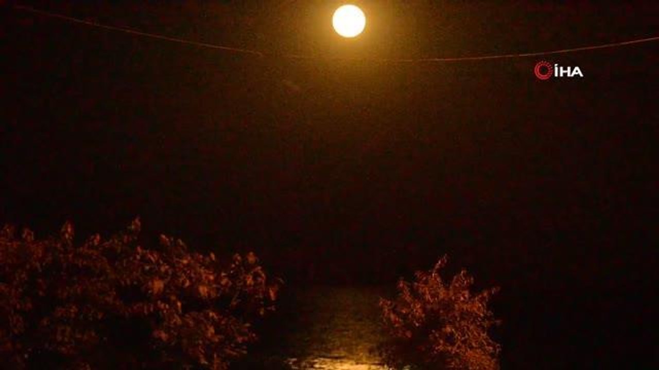 Dolunay'ın Van Gölü'nde oluşturduğu yakamoz mes...