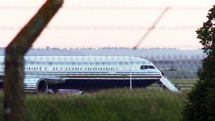 Voo que levaria migrantes do Reino Unido para Ruanda é cancelado