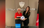 Presidenta da FPF presenteia o Museu do Futebol de Cajazeiras com bola autografada por Marta