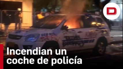 Manifestantes ecuatorianos incendian un coche patrulla en señal de protesta