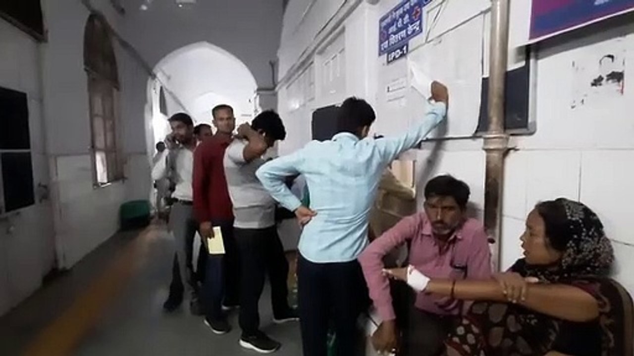 Queue at medicine counter, patient's medicine n...