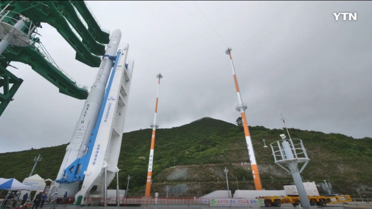 [현장영상] 발사대 옮겨진 '누리호'...기립과 고정 작업 완료 / YTN