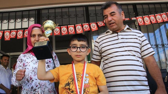 Polis eskortuyla evden alındı, okulunda şampiyon gibi karşılandı